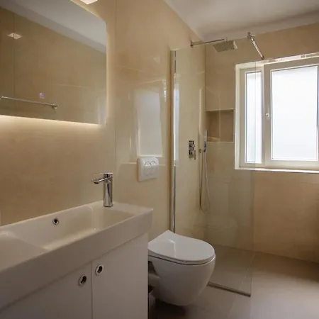 Center דירה שקודר